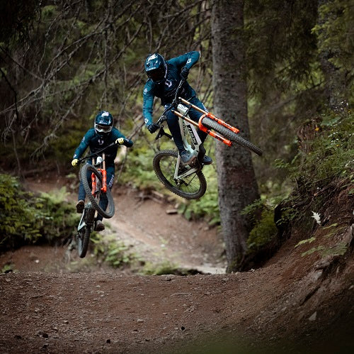 Ciclistas MTB em ação na trilha