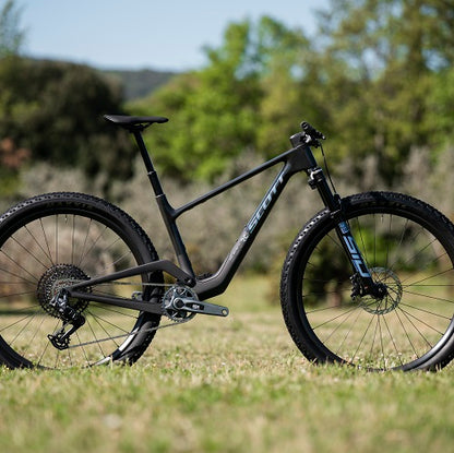 Scott Spark RC MY27: XC race bike na Authentic Bike Shop