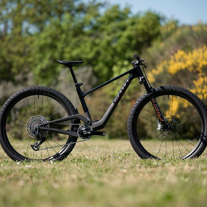 Scott Spark RC MY27: XC race bike na Authentic Bike Shop